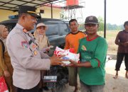 Polres Pringsewu dan Dinas Pertanian Bagikan Bibit Jagung Kepada Kelompok Tani