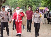 Polres Pesawaran Hadirkan Badut Sinterklas untuk Sambut Wisatawan Tahun Baru 2025