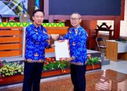 Pj Bupati Pringsewu Serahkan DPA 2025 Kepada Perangkat Daerah