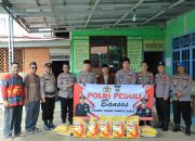 Kapolres Tulang Bawang Barat dan Ketua Bhayangkari Berikan Bantuan Sosial ke Masyarakat Kurang Mampu