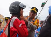 Kapolresta Dan Satlantas polresta Bandar Lampung Bagikan Helm dan bingkisan Gratis Bagi Pengendara Tertib