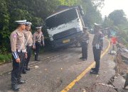 Tak Indahkan Larangan Melintas, Mobil Bermuatan Gandum Terperosok di Jalan Lintas Liwa-Krui