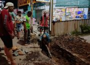 Puluhan Warga Kampung Baru Turun Tangan Perbaiki Gorong-Gorong