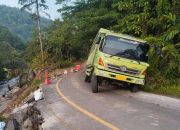 Nekat Melintas, Mobil Truk Alami Kecelakaan Tunggal di Jalinbar Liwa-Krui