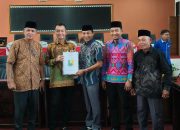 Ketua Panitia DOB Lampung Pesisir Serahkan Tembusan Dokumen Usulan DOB Lampung Pesisir ke DPRD Kab Pesawaran