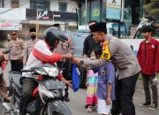 Aksi Peduli Ramadan, Kapolres Pringsewu dan Mahasiswa Berbagi Takjil Kepada Pengguna Jalan