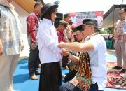 Terima Seragam Sekolah Gratis, Orang Tua Wali Murid Ucapkan Terima Kasih kepada Bupati Parosil dan Pemkab Lampung Barat