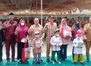 Pemkab Lampung Barat Bagikan 1.048 Setel Seragam Gratis, Parosil Minta Sekolah Tak Bebani Orang Tua