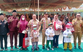 Pemkab Lampung Barat Bagikan 1.048 Setel Seragam Gratis, Parosil Minta Sekolah Tak Bebani Orang Tua