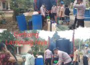 Peduli Warga Terdampak Kemarau, Polsek Kasui  Salurkan Air Bersih untuk Warga Karya Bakti